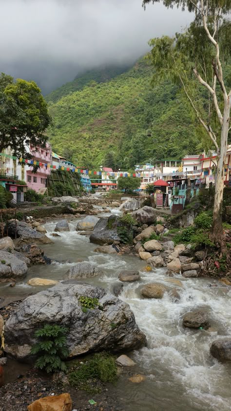 Helicopter and yatris en route to Badrinath