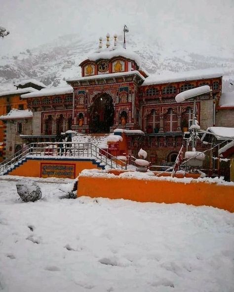 Group photo from the Do Dham by helicopter trip